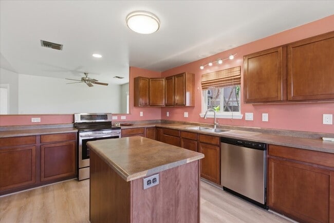 Building Photo - 770 Alulike St