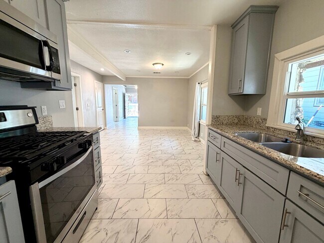 Building Photo - 3056 Crescent Way