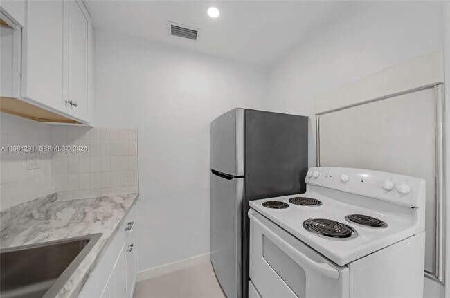 Building Photo - 27 Suffolk Ave