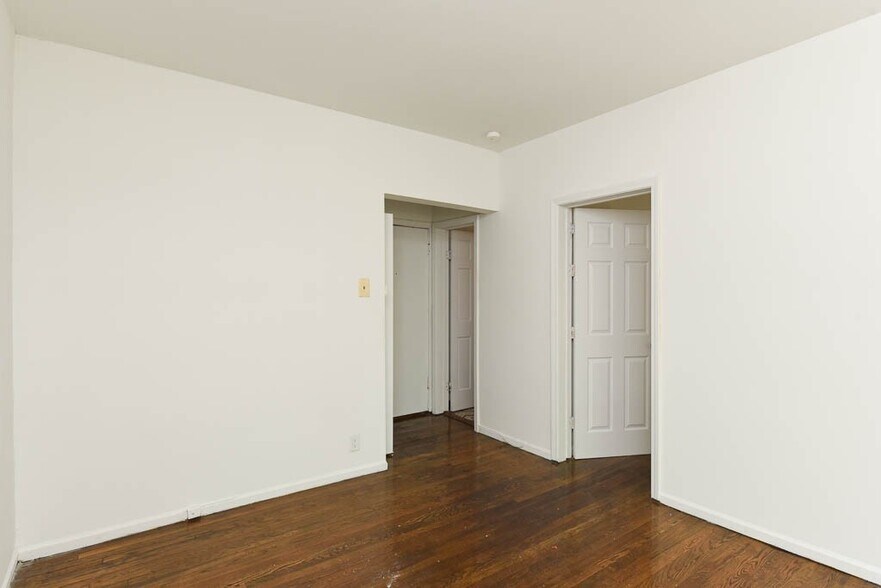Building Photo - 929 W Sunnyside Ave