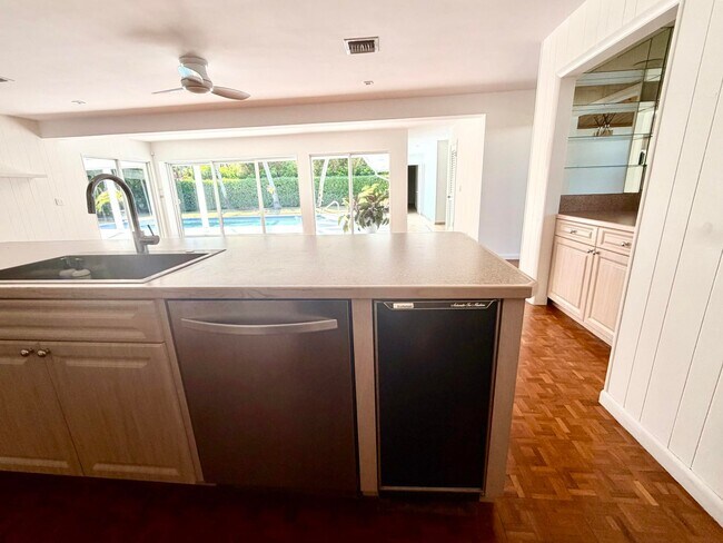 Building Photo - 2015 Notre Dame Dr