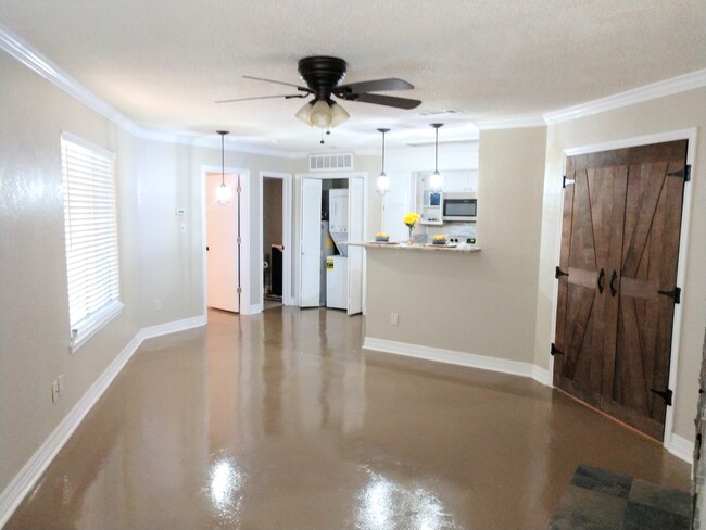 Building Photo - $1495 – 2 Bed / 1 Bath Condominium in cent...