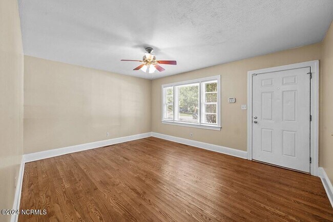 Building Photo - 1306 E 1st St