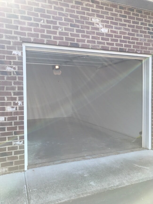 Building Photo - Adorable 1 bedroom 1 bath condo with garage located in Cotwold Park