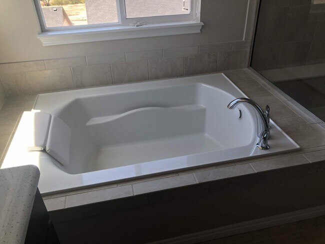 Building Photo - Newer 5bdrm + Office in D20 North Fork Wit...