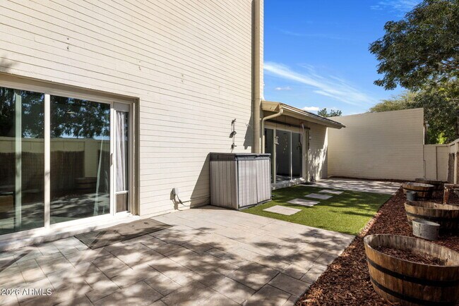 Building Photo - 8633 E Monterosa Ave