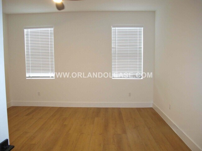 Building Photo - Beautiful 3/3.5 Townhome in the SODO area of Orlando