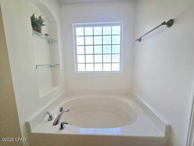 Building Photo - 19 Flamenco St