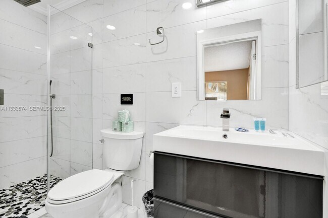 Building Photo - 947 Washington St