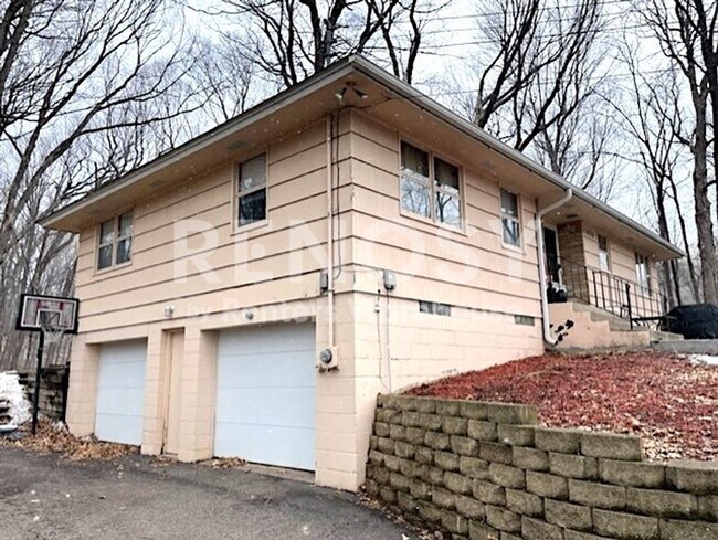 Building Photo - Available now - Wonderful 3bedroom/2.5 bath home in Plymouth!