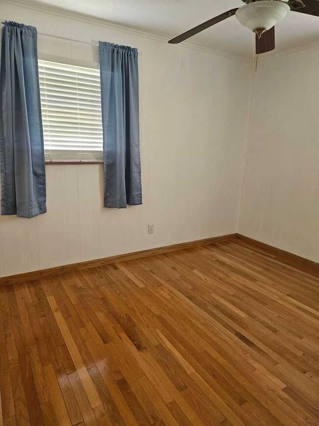 Building Photo - Madisonvile 37354 - 3 bedroom 2 bath - call Karen Robertson  865-454-7626