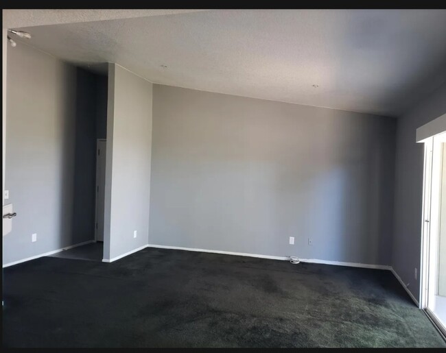 Building Photo - 2560 Avenida Del Vista