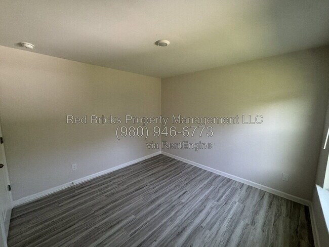 Building Photo - 1838 Vanderlyn St