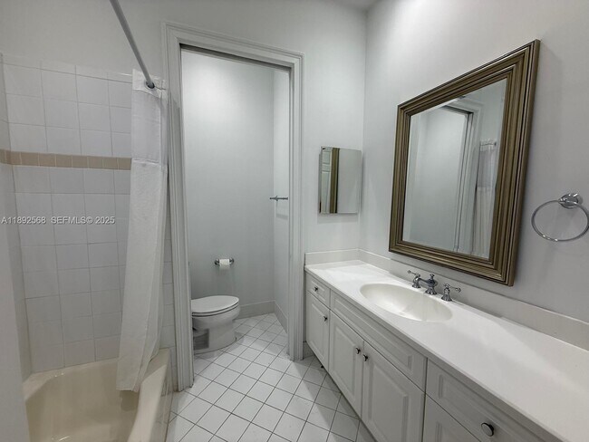 Building Photo - 996 Sanibel Dr