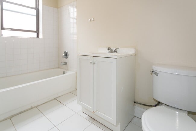 Building Photo - 665 W Cornelia Ave