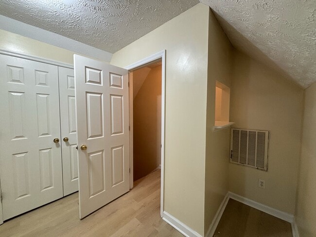 Building Photo - 1135 Derbyshire Rd