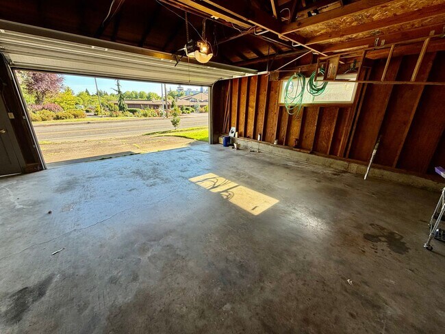 Building Photo - Spacious, Remodeled 5bd/3bath Cherry Park Home with Large Fenced Garden and Finished Basement
