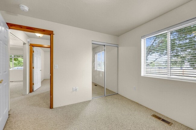 Building Photo - Comfortable 2-Bedroom Apartment in Desirable East Medford