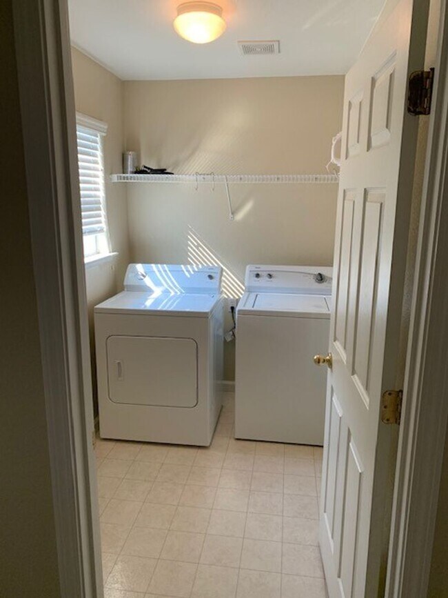 Building Photo - 5 Bedroom 3 Bath Home Available NOW!