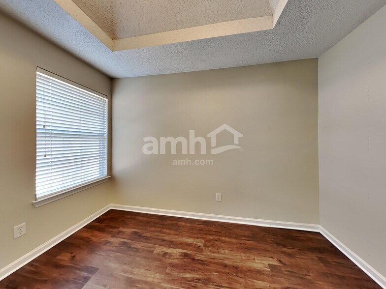 Building Photo - 921 Reda Ct