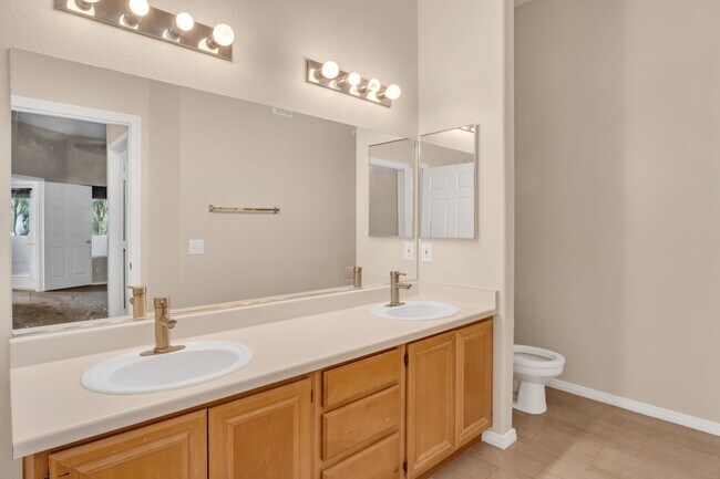 Building Photo - 10245 S Maryland Pkwy