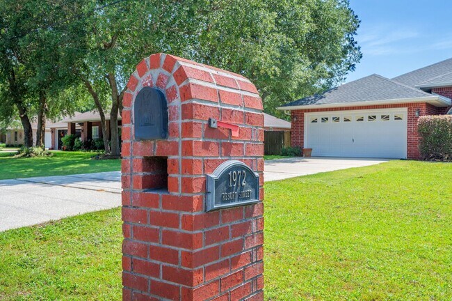 Building Photo - Spacious Home in Navarre!