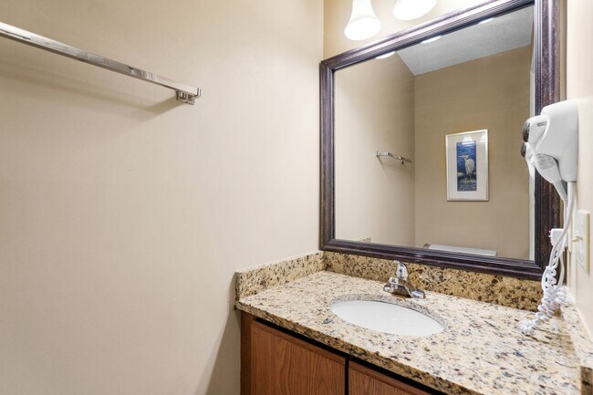 Building Photo - Seasonal Rental Available Now-3/31/26-Wifi/Cable/Electric Included