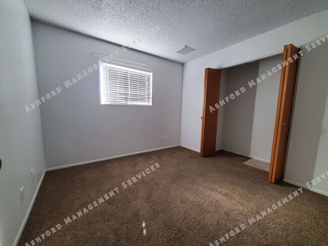 Building Photo - 3 BEDROOM HOME WITH HUGE BACKYARD/GARDEN AREA