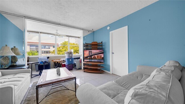 Building Photo - 2861 Somerset Dr