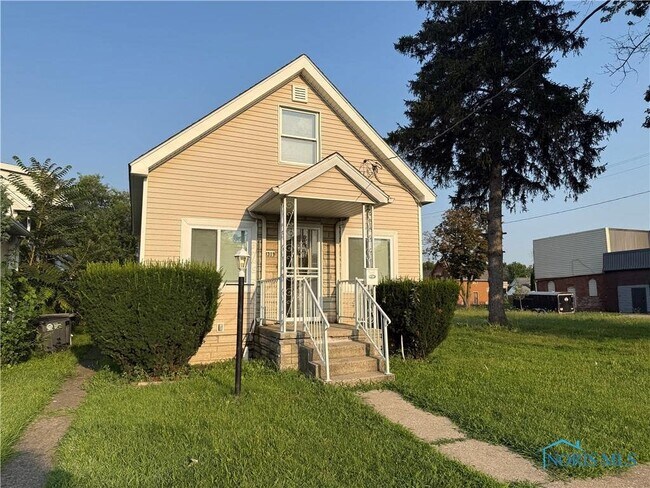 Building Photo - 3319 Maple St