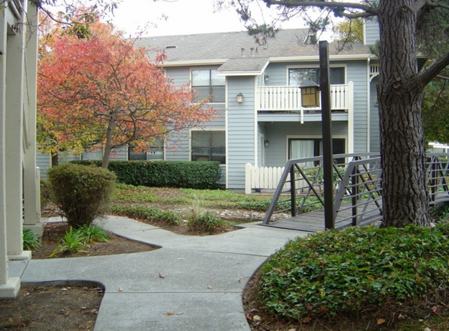 Building Photo - Top Floor Condo Unit