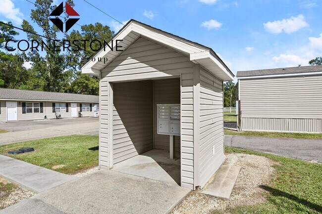 Building Photo - Cozy 3-Bed, 2-Bathroom Trailer Home Available for Rent! Located off of Strawberry Lane in Albany!