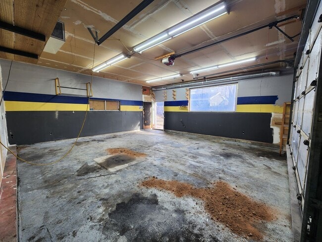 Building Photo - Shop-Ready 4BR Home with Lift-Ready Detached Garage & RV Parking Near Downtown Firestone