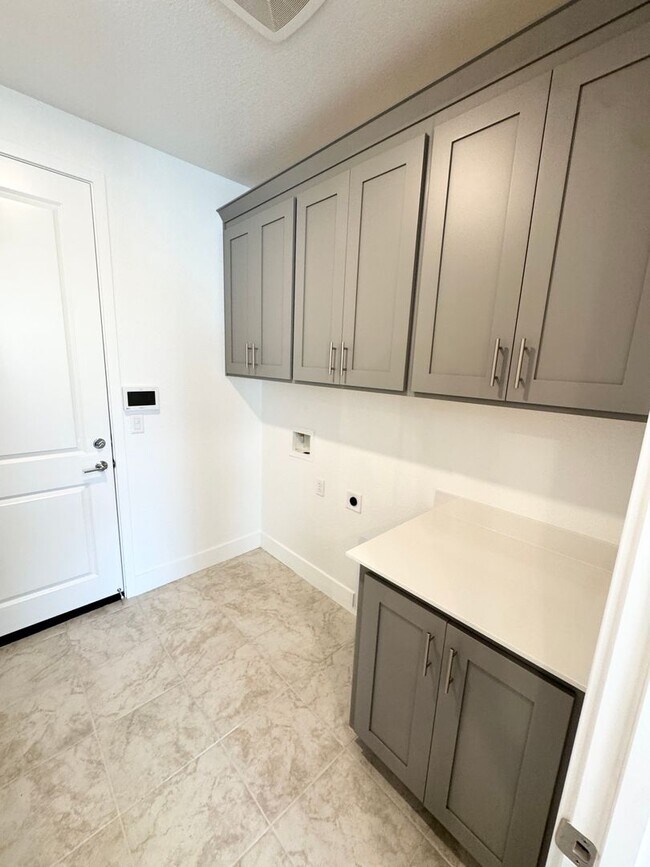 Building Photo - Three Bedroom, Two Bath Single-Story Canyon Solar Home in Folsom SEE VIDEO