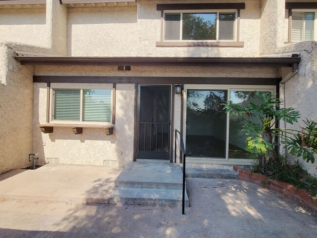 Building Photo - TOWNHOME FOR LEASE: 3 Bed / 2 Bath / 2-car Garage / Laundry hookups / Swimming Pool