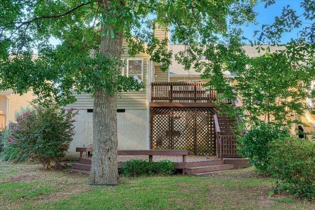 Building Photo - BEAUTIFUL WATERFRONT TOWNHOME