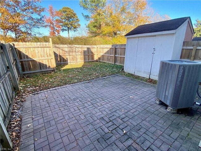 Building Photo - 4740 Greenlaw Dr