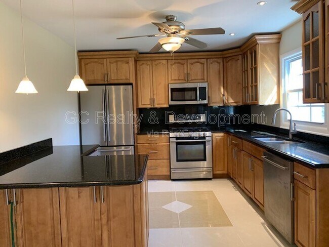 Building Photo - 87 W Surrey Ln