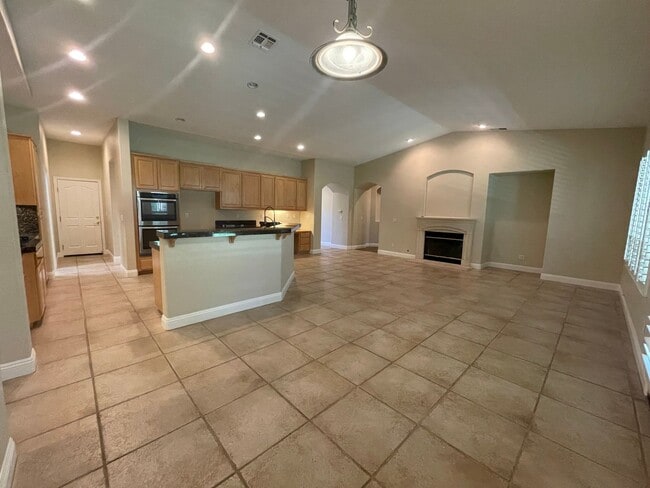 Building Photo - Stunning 4-Bedroom Home in Prime Folsom Location