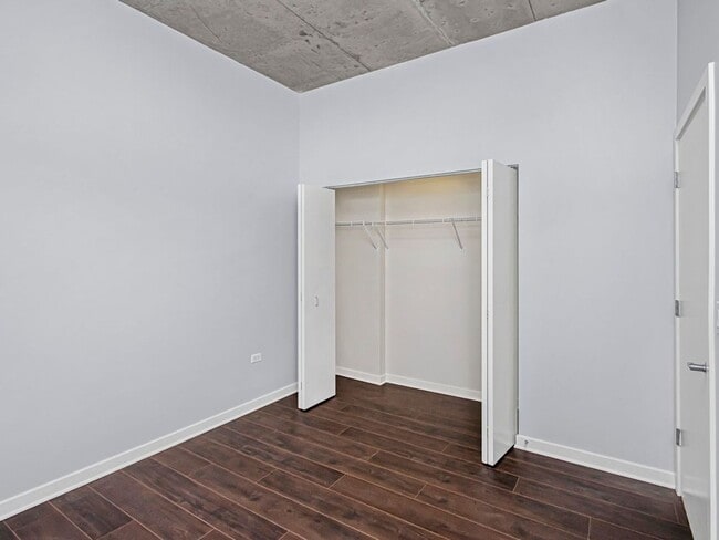 Building Photo - Fabulous 1 Bedroom Condo