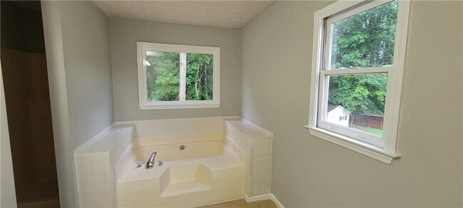 Building Photo - 618 8 Point Ct