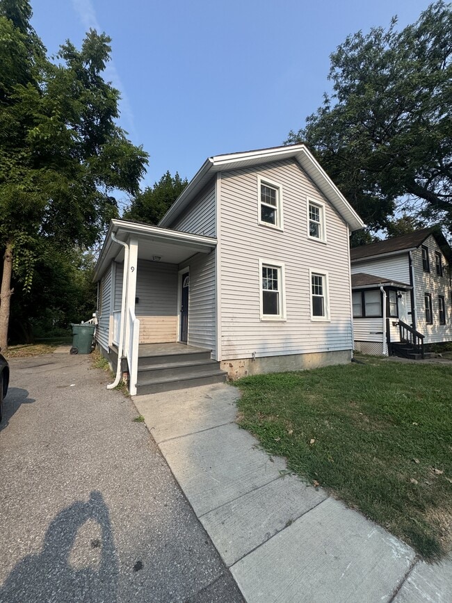 Building Photo - 9 Straub St