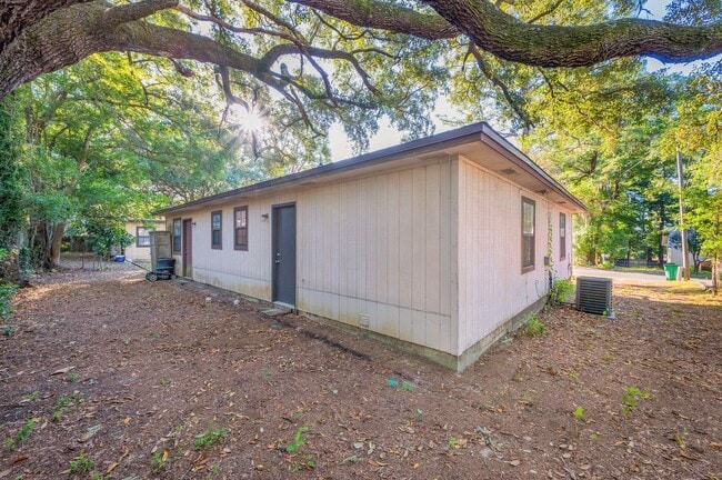 Building Photo - Cozy Duplex in the Heart of Niceville!