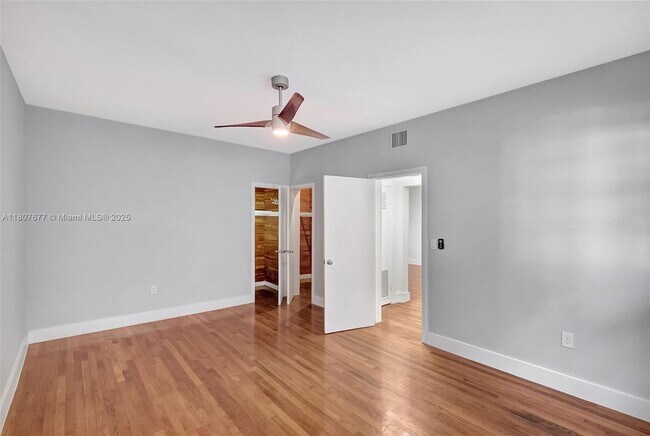 Building Photo - 6881 Bay Dr