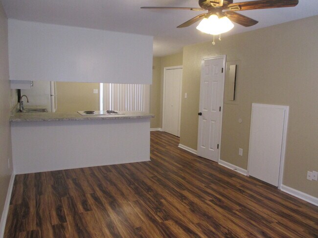 Building Photo - 301 S Lipona Rd