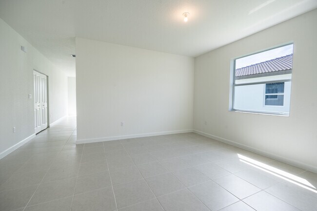 Building Photo - 2485 SE 29th Dr