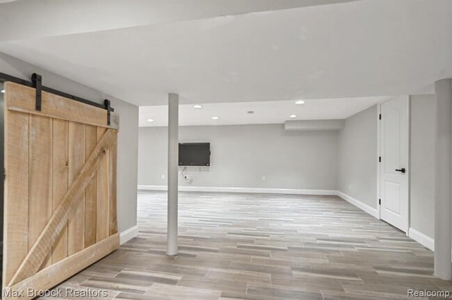 Building Photo - 2120 Buckingham Ave