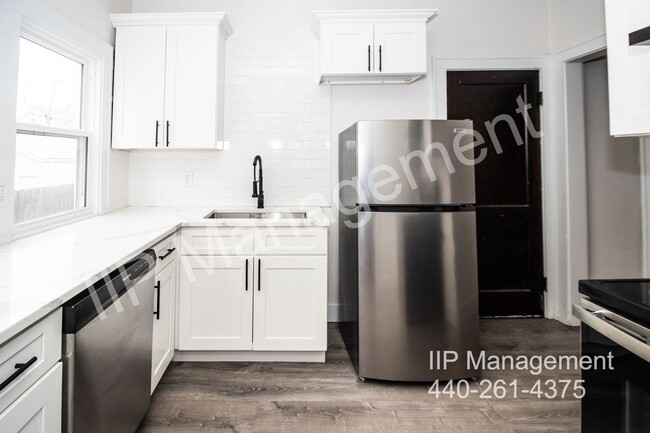 Building Photo - Stunning 2-Bedroom Down Unit in Lakewood, ...