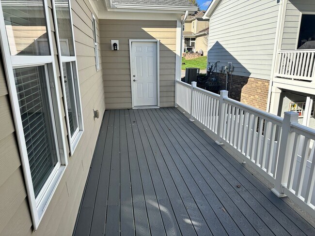 Building Photo - Gorgeous 3 Bedroom Townhome in Eagle Park!