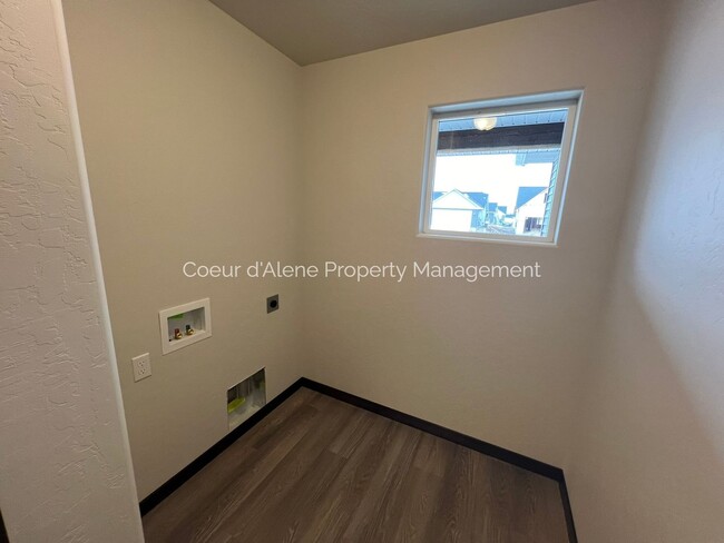 Building Photo - 3 bed, 2 bath house